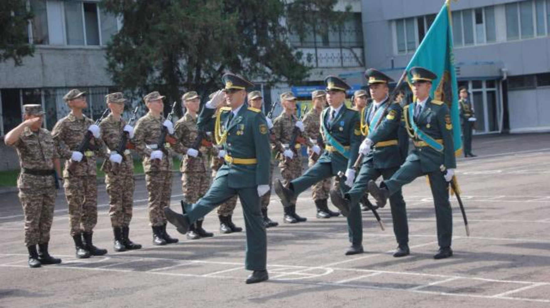 В Алматы курсанты приняли Военную присягу перед отправкой за рубеж