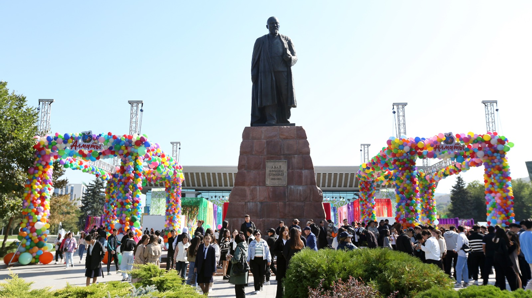 В Алматы проходит грандиозный семейный фестиваль в честь Дня города