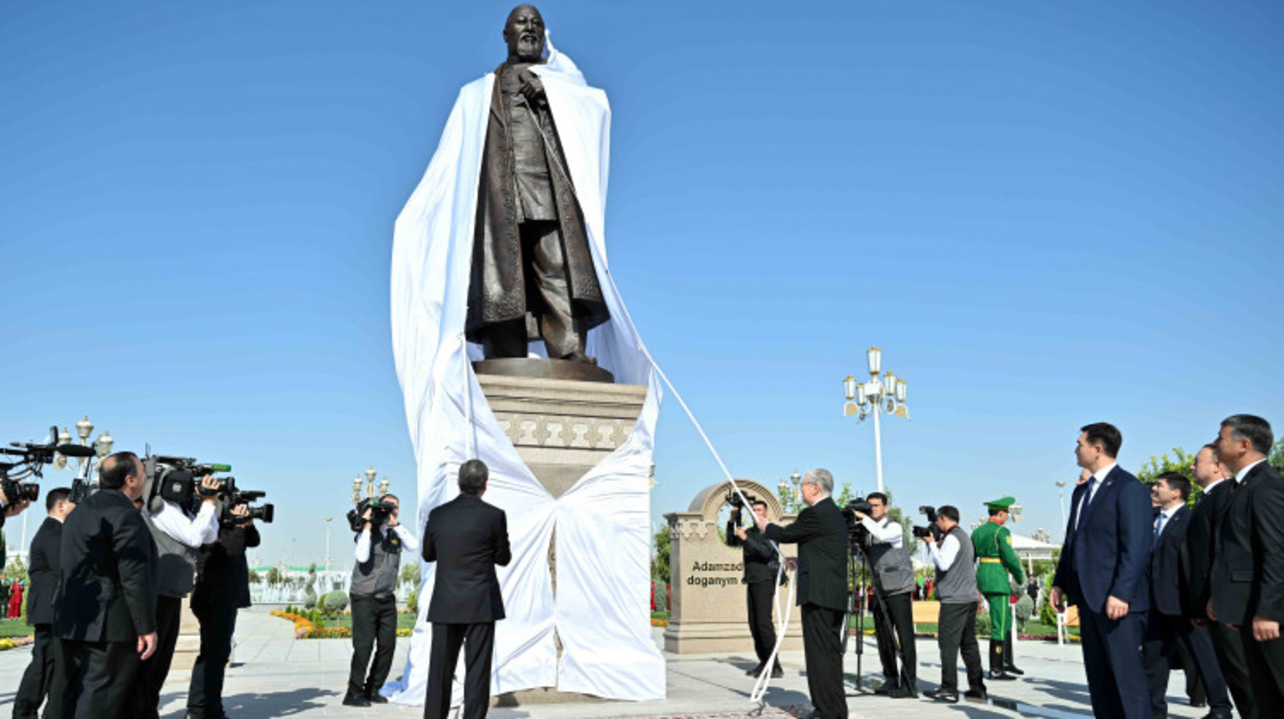 Памятник Абаю открыли в Ашхабаде