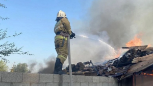 Огнеборцы уберегли от пожара здание предприятия в Караганде