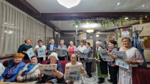 Пожилые люди провели обед за чтением газеты «Вечерний Алматы»