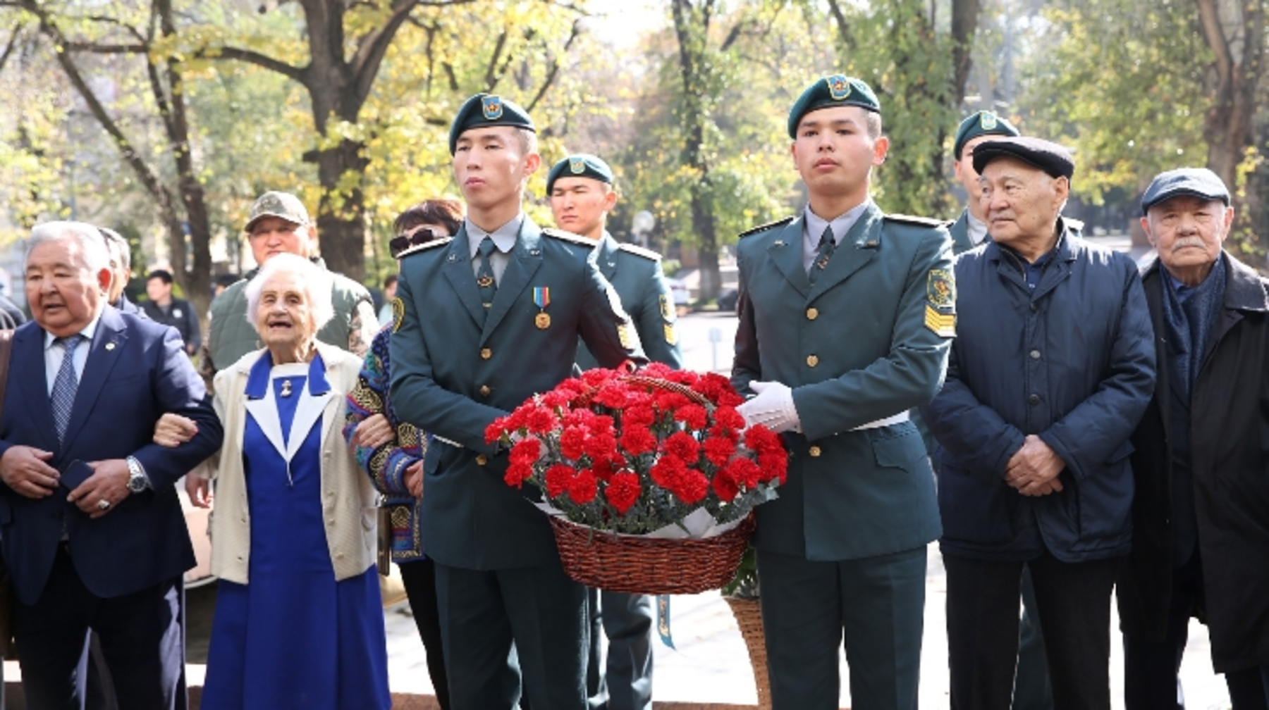 100-летие со дня рождения Рахымжана Кошкарбаева: алматинцы возложили цветы к мемориалу Героя