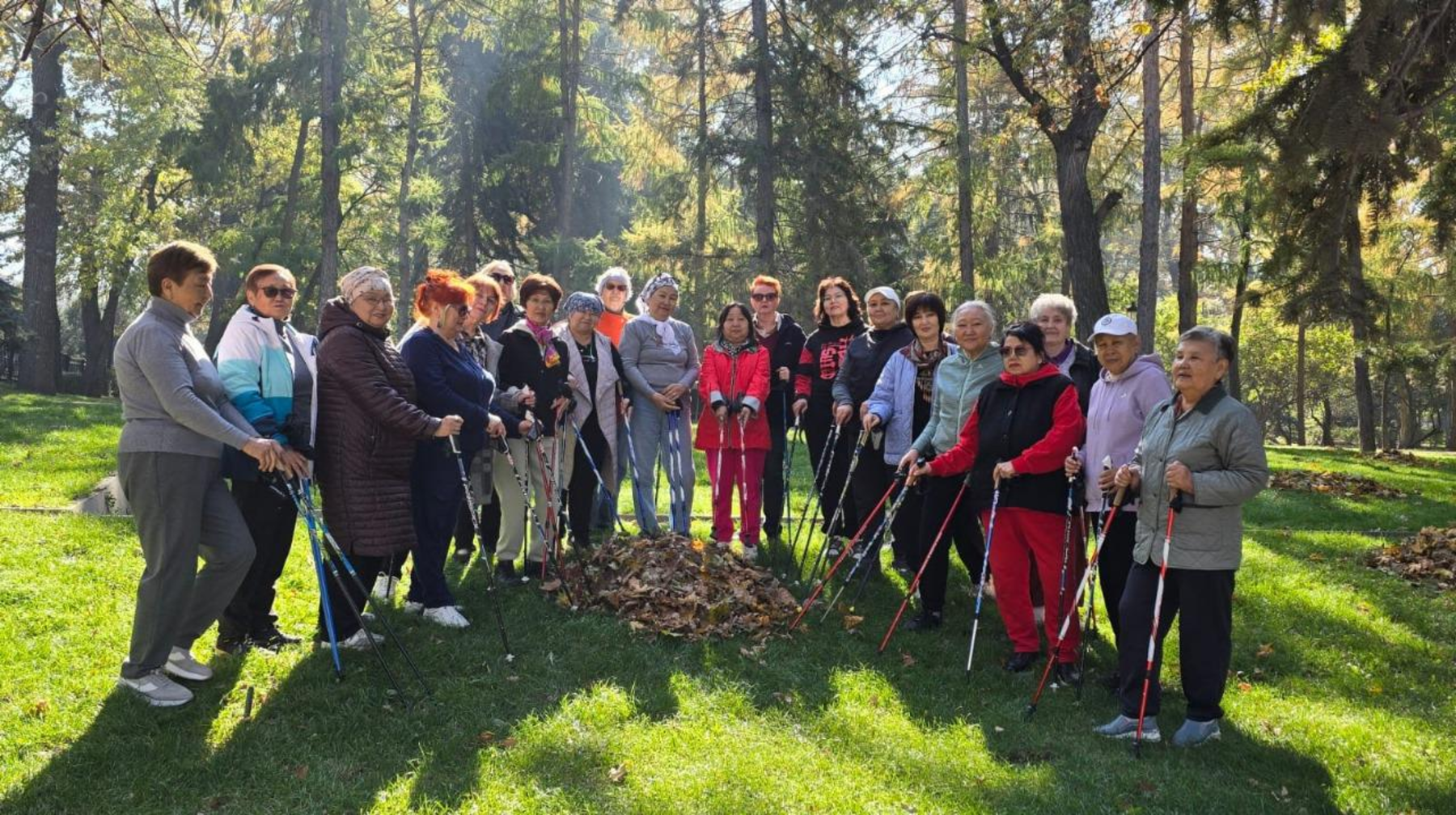 «Порядок – дело общее»: алматинские пенсионеры совместили скандинавскую ходьбу с уборкой мусора