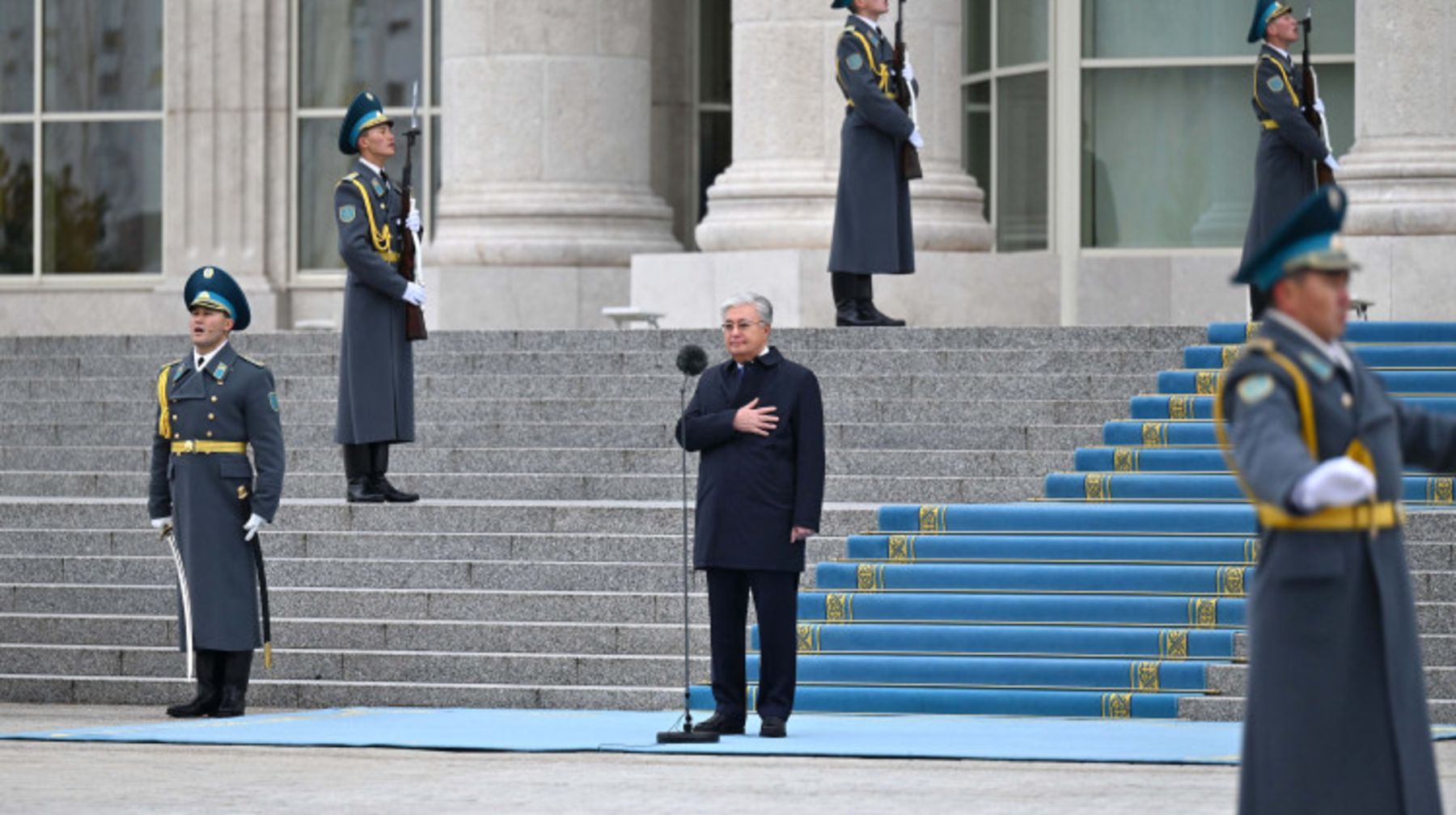 Президент принял участие в церемонии поднятия Государственного флага