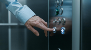 Спасатели в Астане освободили застрявших в лифте людей 