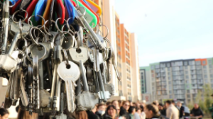 Очередникам в Алматы вручили ключи от новых квартир