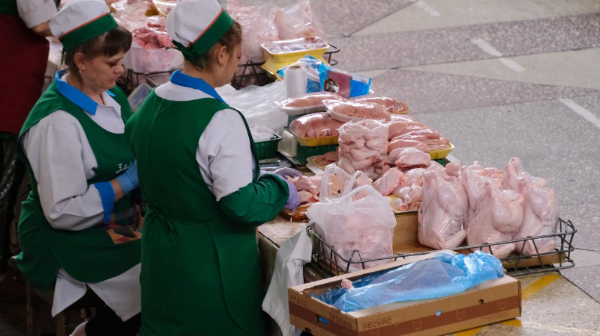 В Алматы зафиксируют цены на куриное мясо