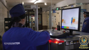 Ножи, кастеты, наркотики: что находят полицейские в метро Алматы