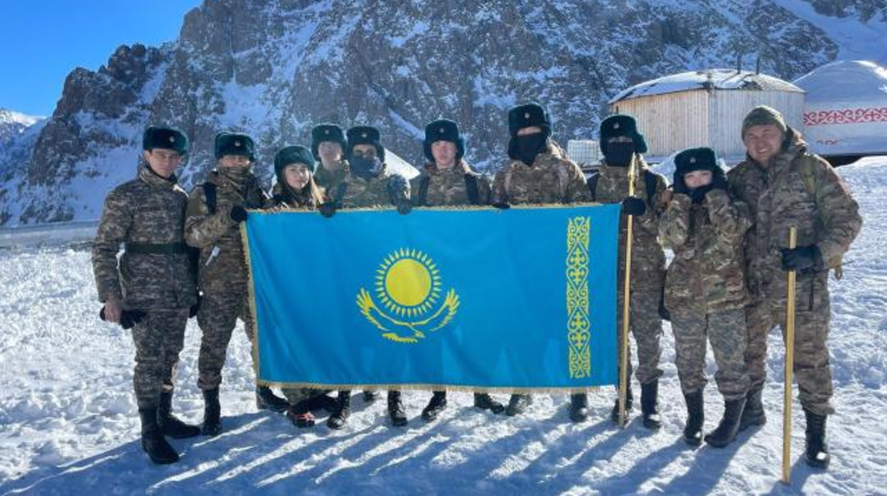 Алматинские школьники покорили пик им. Куляш Байсеитовой в честь Дня Независимости