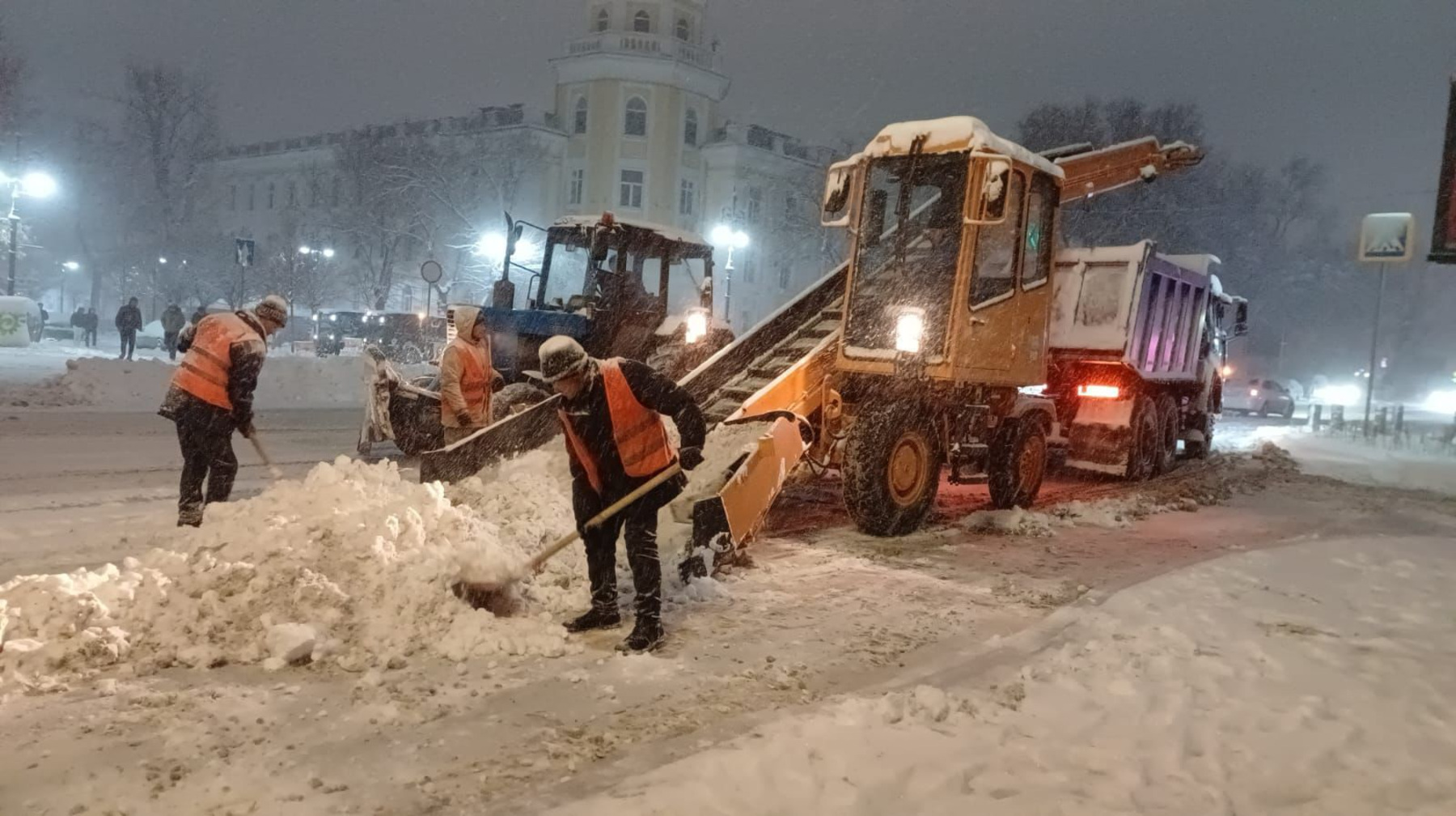 Алматы засыпало снегом