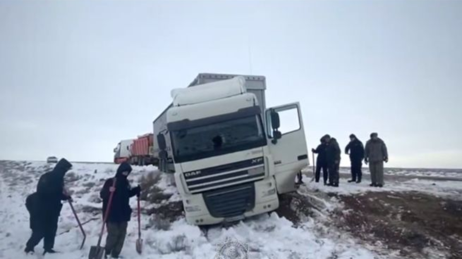 Около 30 грузовых фур застряли в снежном заносе в Мангистауской области