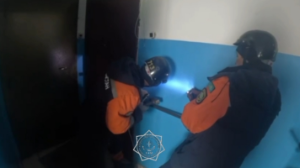 В Семее сотрудники МЧС спасли двух малышей