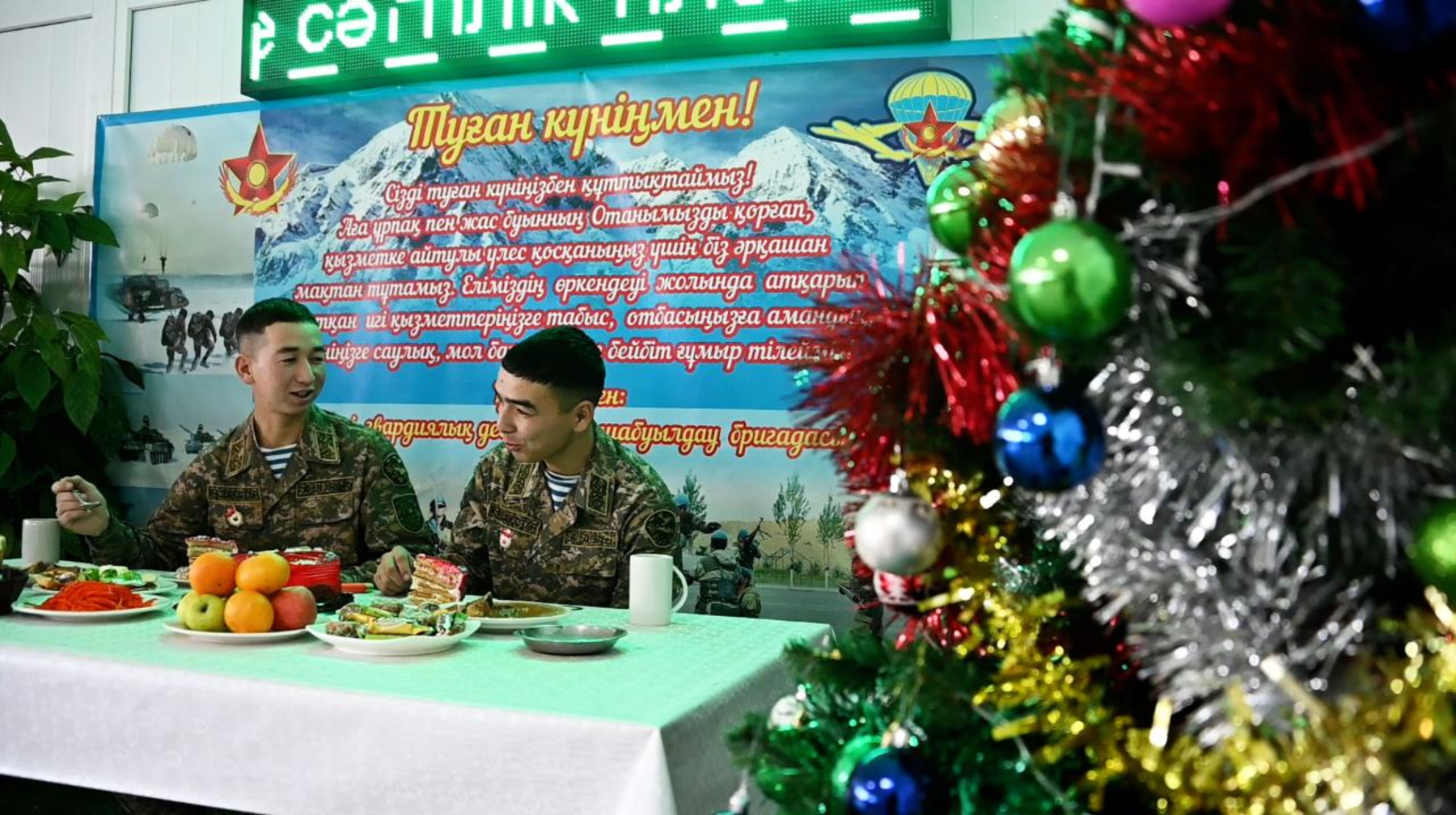 Солдаты отметили новый год жизни в дружной армейской семье