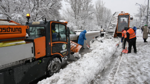 Снегопад в Алматы: как коммунальщики справляются с непогодой