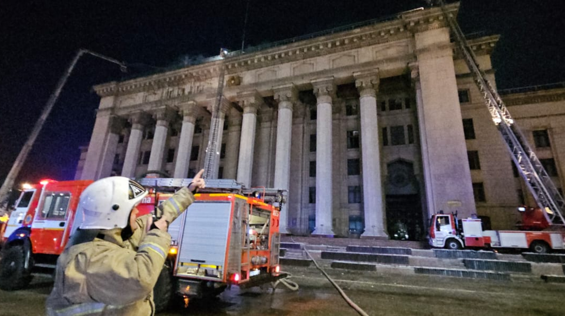 Как удалось отстоять здание КБТУ от пожара в центре Алматы