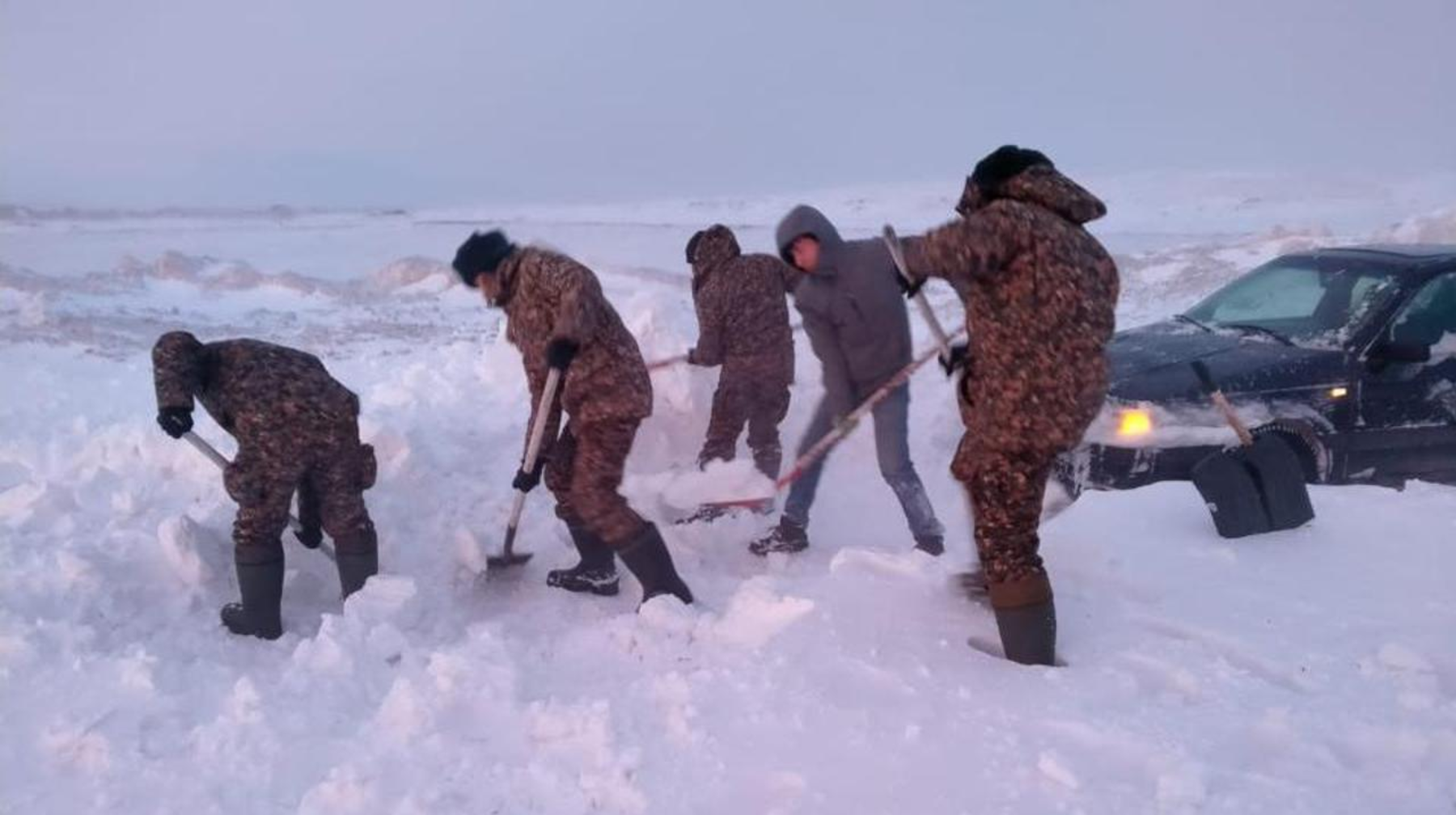 На вездеходе довезли до кареты скорой помощи женщину в Карагандинской области