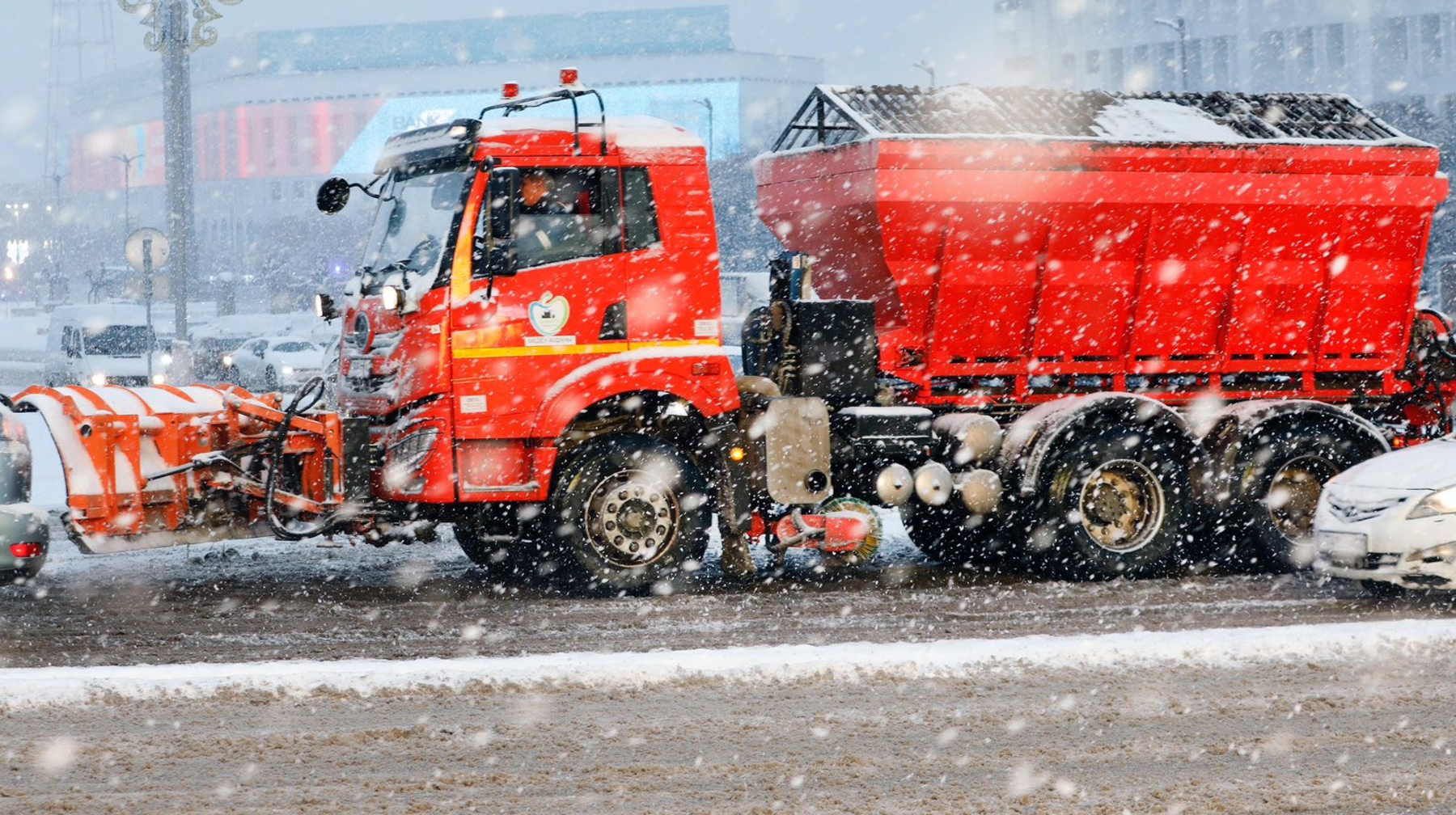 За сутки в Алматы вывезено 9,6 тыс. куб. м снега