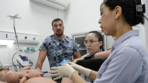 Будущие врачи Караганды на умных роботах-пациентах учатся спасать жизни