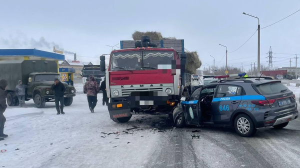 Полицейское авто попало под КамАЗ в Семее