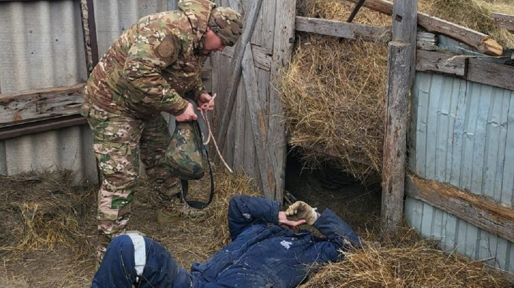 Спасатели вытащили мужчину из-под рулона сена в ЗКО