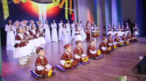  От первых нот до бурных оваций: концерт мамам подарили маленькие алматинцы