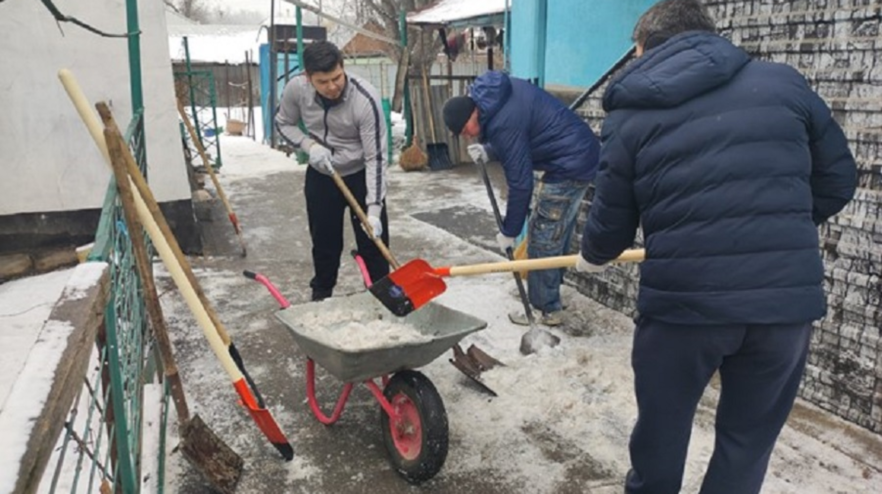 «Помоги ближнему своему»: алматинские волонтеры оказали поддержку 102-летнему ветерану ВОВ