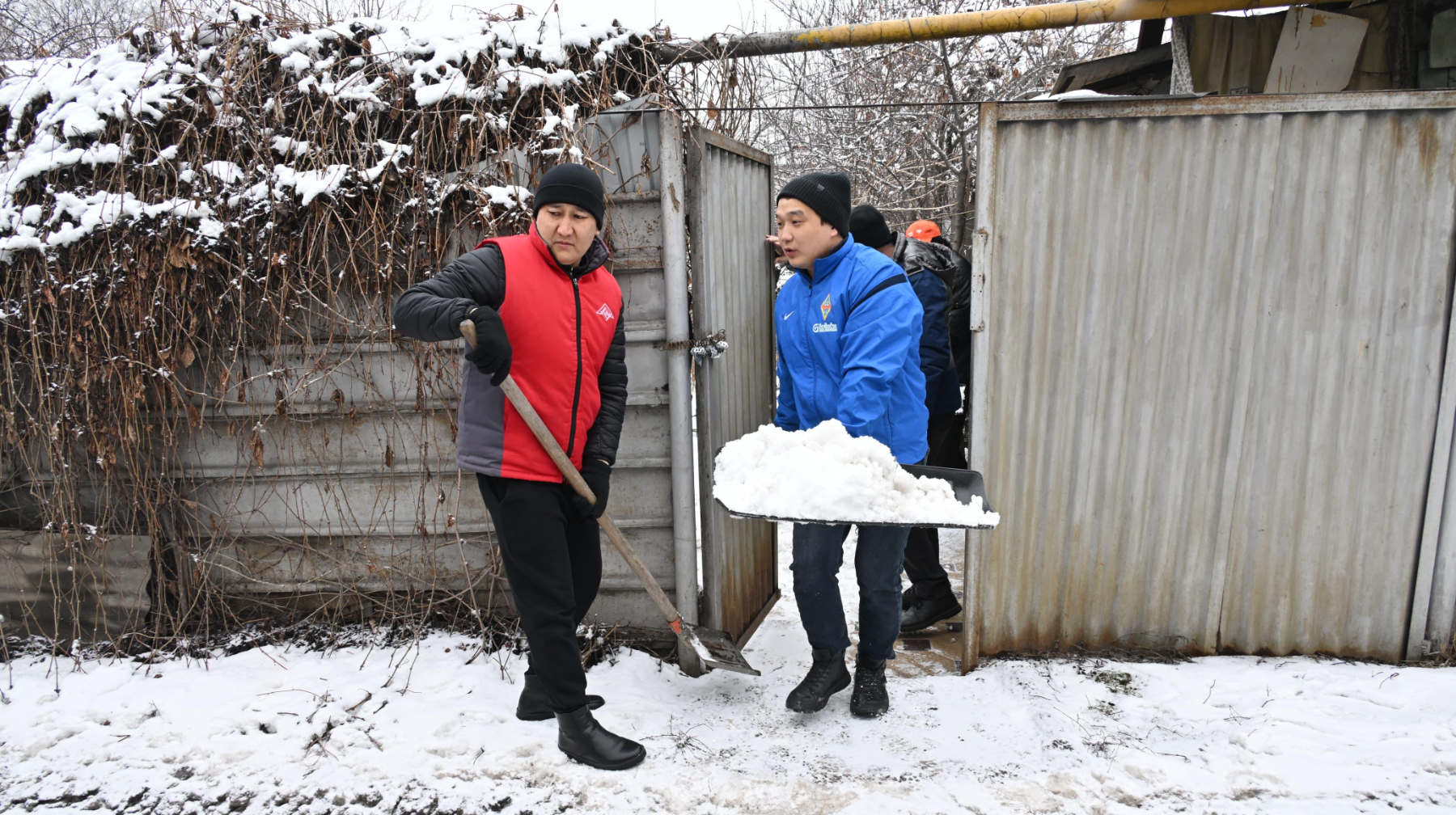 «Помоги ближнему своему»: алматинские волонтеры поддержали ветеранов и пожилых людей