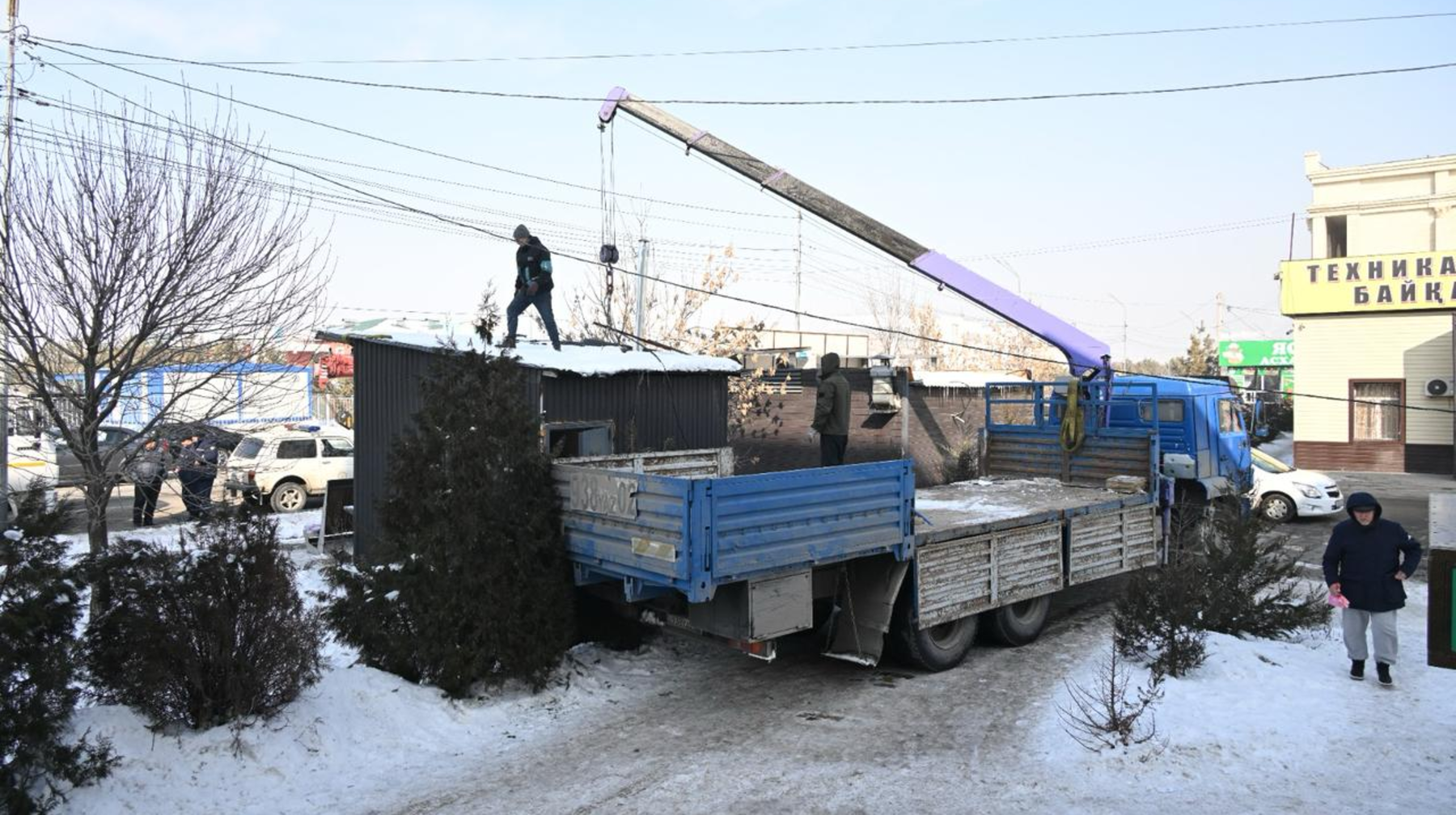 В Алматы снесено 290 незаконных торговых объектов