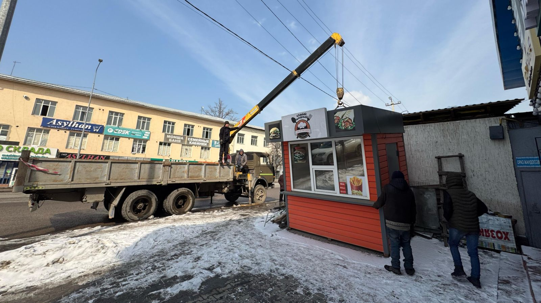 В Алматы снесли очередной незаконный торговый объект