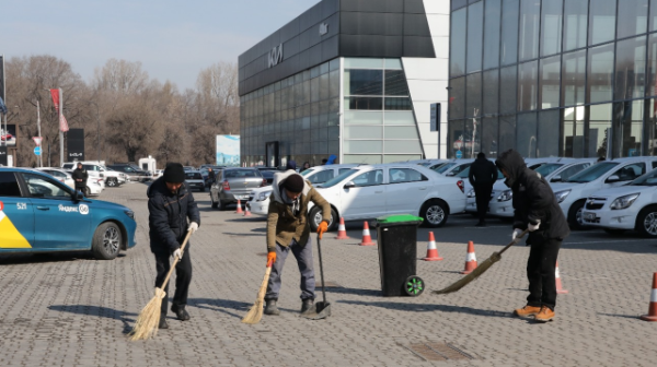 Пять тонн мусора собрали работники предприятия во время уборки улиц в Алматы 