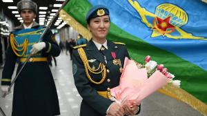 Более 100 прыжков в небо: десантница Балжан Мусатаева получила награду от Президента