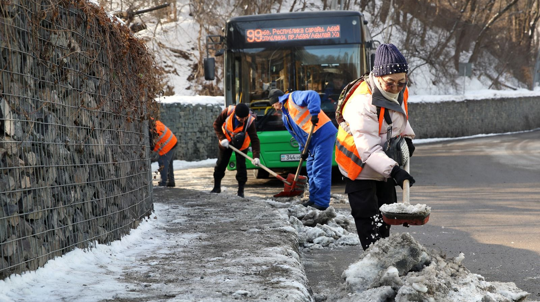 Около 200 рабочих и 80 единиц спецтехники задействованы для уборки улиц в Медеуском районе Алматы