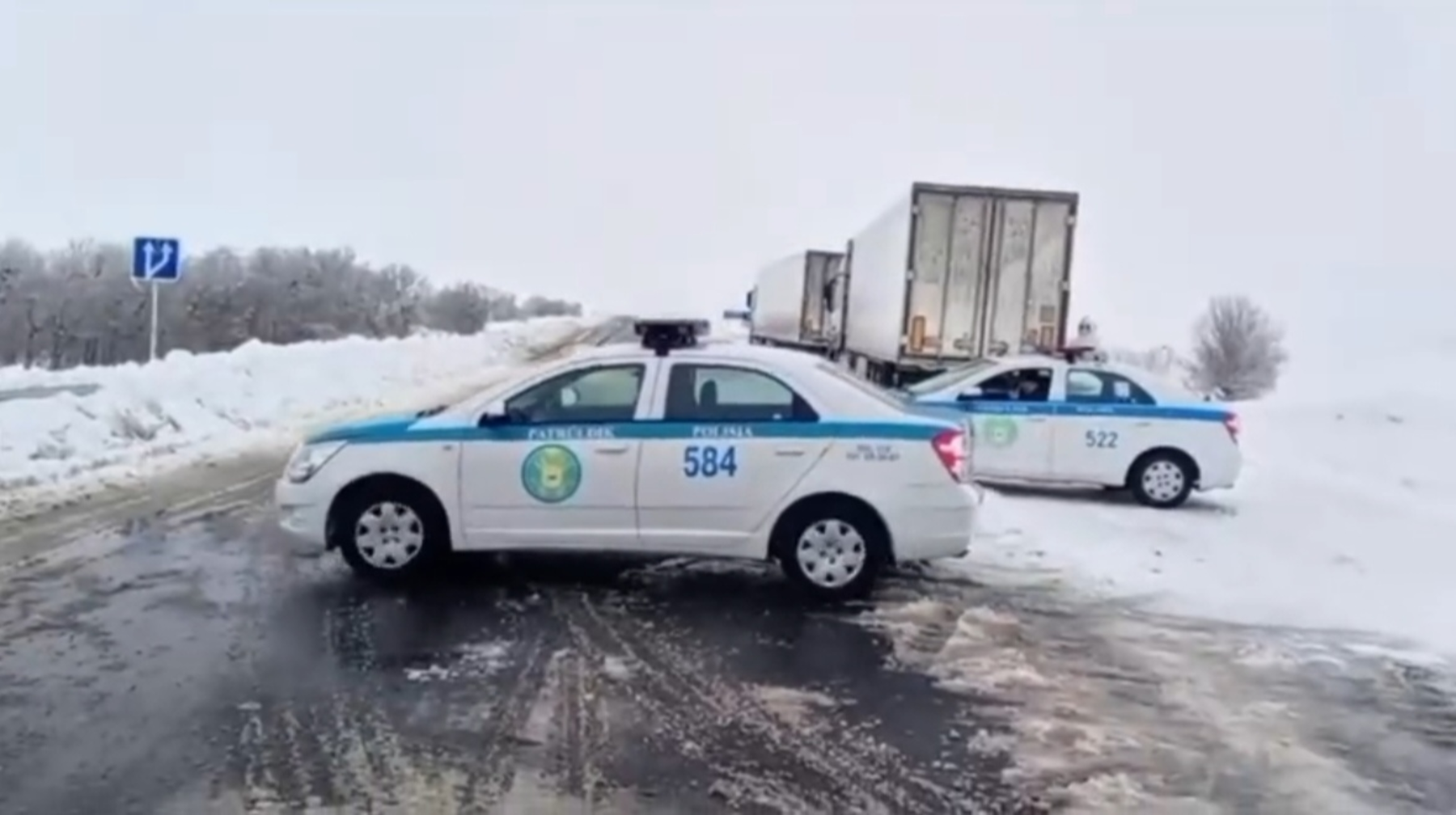 Непогода в Казахстане: патрульная полиция оказывает помощь водителям в области Абай