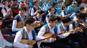 В Алматы десятки тысяч детей одновременно исполнили кюи в честь Наурыза