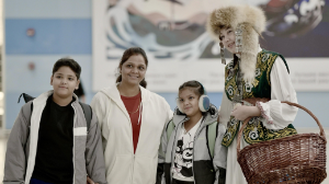 Во время празднования Наурыза туристов в Алматы встретили тематическими сувенирами  