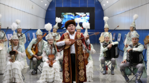 На станциях метрополитена Алматы проводятся праздничные концерты и фотовыставки