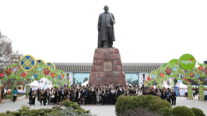 Голоса, сцена и дух Наурыза: как в Алматы прошел праздник у памятника Абая