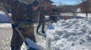 Тазару күні: Гвардейцы очистили территорию детского дома от снега в Астане