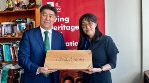 Сотрудникам ЮНЕСКО подарили доску для национальной казахской игры тогызкумалак