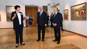 Президенты Казахстана и Узбекистана осмотрели выставку картин Абылхана Кастеева и Урала Тансыкбаева