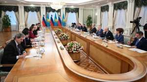 Президенты Казахстана и Словении провели переговоры в расширенном формате