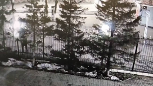 Астанчанин устроил драку с фонарным столбом