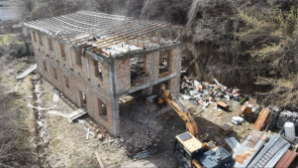 В Алматы сносят двухэтажный таунхаус по решению суда