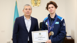 Михаила Шайдорова поздравили в акимате Алматы с серебром на чемпионате мира