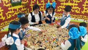 Национальные ценности: 5 тысяч асыков собрал коллектив детсада с родителями в Астане