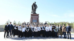 80-летие Победы: школьники возложили цветы к памятнику Бауыржана Момышулы в Астане