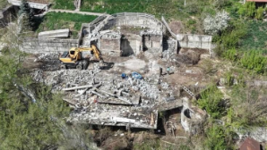 Очередной незаконный обьект в предгорье Алматы сносят по решению суда