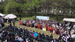 В КазНУ песни Абая хором исполнили 1000 человек