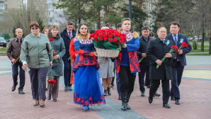 Делегация из России возложила цветы к мемориалу «Победа» в ВКО 