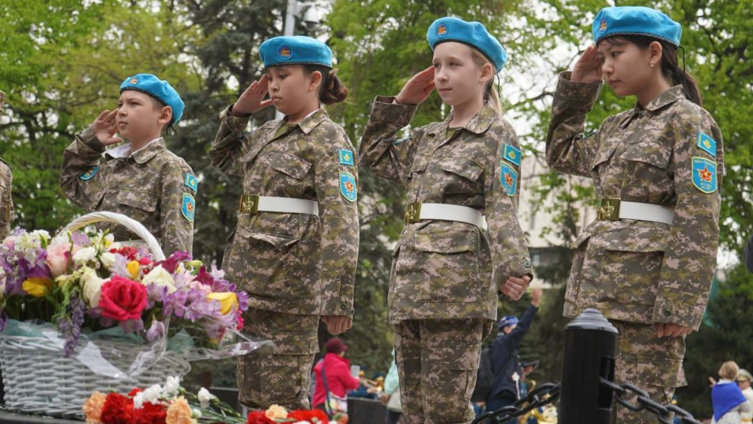 Школьники Алматы заступили на вахту у Вечного огня